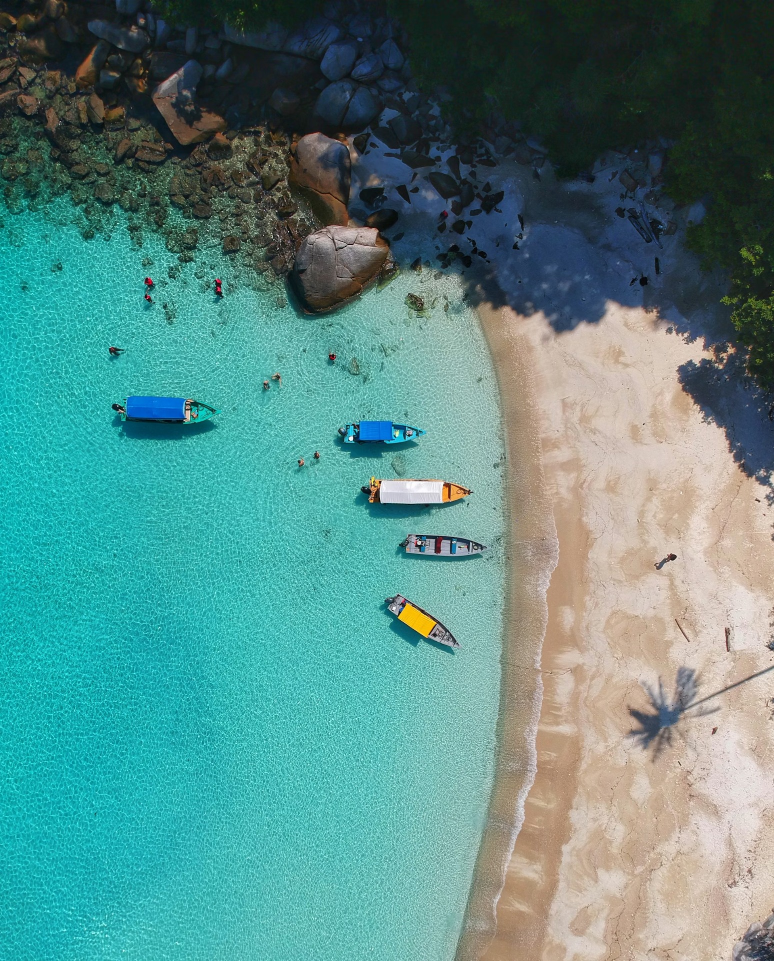 Aerial view of turquoise water and beached boats — Travel DRD